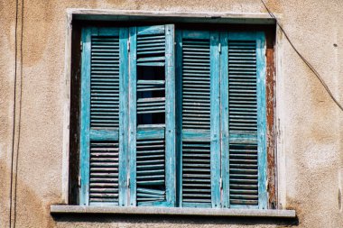 Limasol Kıbrıs 13 Mart 2020 'de öğleden sonra Limasol sokaklarında bir binanın ön cephesi görülüyor.