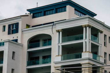 Limasol Kıbrıs 13 Mart 2020 'de öğleden sonra Limasol sokaklarında bir binanın ön cephesi görülüyor.