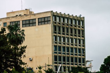 Limasol Kıbrıs 13 Mart 2020 'de öğleden sonra Limasol sokaklarında bir binanın ön cephesi görülüyor.