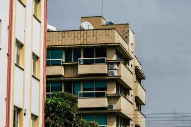 Limasol Kıbrıs 13 Mart 2020 'de öğleden sonra Limasol sokaklarında bir binanın ön cephesi görülüyor.