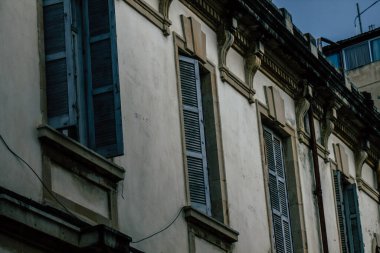 Limasol Kıbrıs 13 Mart 2020 'de öğleden sonra Limasol sokaklarında bir binanın ön cephesi görülüyor.