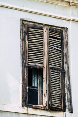 Limasol Kıbrıs 13 Mart 2020 'de öğleden sonra Limasol sokaklarında bir binanın ön cephesi görülüyor.