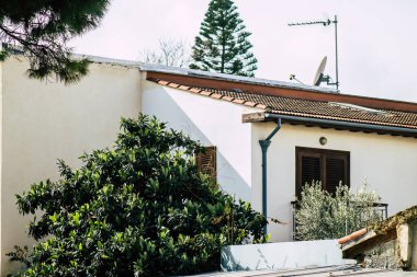 Limasol Kıbrıs 13 Mart 2020 'de öğleden sonra Limasol sokaklarında bir binanın ön cephesi görülüyor.