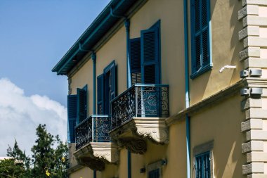 Limasol Kıbrıs 13 Mart 2020 'de öğleden sonra Limasol sokaklarında bir binanın ön cephesi görülüyor.