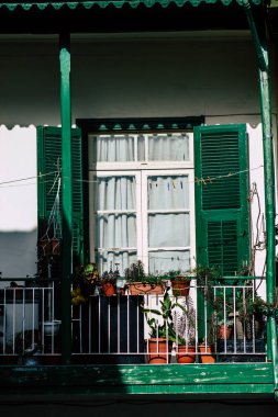 Limasol Kıbrıs 13 Mart 2020 'de öğleden sonra Limasol sokaklarında bir binanın ön cephesi görülüyor.