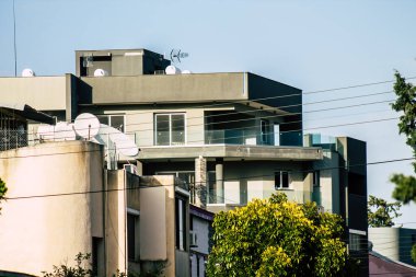 Limasol Kıbrıs 13 Mart 2020 'de öğleden sonra Limasol sokaklarında bir binanın ön cephesi görülüyor.