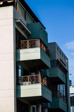 Limasol Kıbrıs 13 Mart 2020 'de öğleden sonra Limasol sokaklarında bir binanın ön cephesi görülüyor.