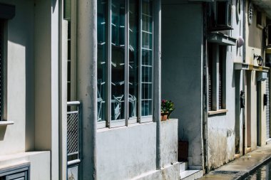 Limasol Kıbrıs 13 Mart 2020 'de öğleden sonra Limasol sokaklarında bir binanın ön cephesi görülüyor.