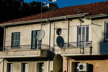 Limasol Kıbrıs 13 Mart 2020 'de öğleden sonra Limasol sokaklarında bir binanın ön cephesi görülüyor.