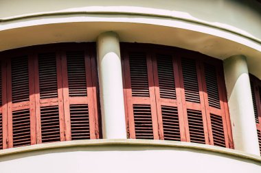 Limasol Kıbrıs 13 Mart 2020 'de öğleden sonra Limasol sokaklarında bir binanın ön cephesi görülüyor.