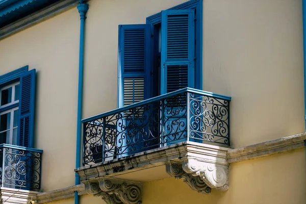 Limasol Kıbrıs 13 Mart 2020 'de öğleden sonra Limasol sokaklarında bir binanın ön cephesi görülüyor.