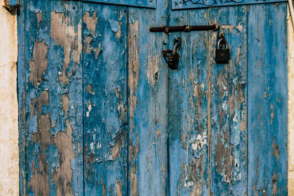 Limasol Kıbrıs 13 Mart 2020 'de öğleden sonra Limasol sokaklarında bir binanın ön cephesi görülüyor.