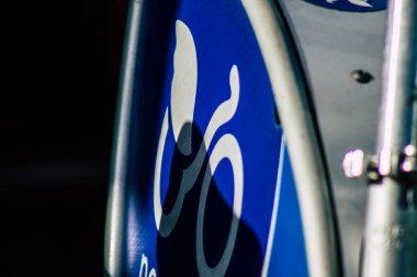 Limasol Kıbrıs Rum Kesimi 13 Mart 2020, öğleden sonra Limasol sokaklarında park edilmiş bisiklet manzarası