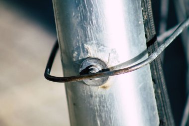 Limasol Kıbrıs Rum Kesimi 13 Mart 2020, öğleden sonra Limasol sokaklarında park edilmiş bisiklet manzarası