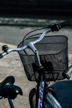 Limasol Kıbrıs Rum Kesimi 13 Mart 2020, öğleden sonra Limasol sokaklarında park edilmiş bisiklet manzarası