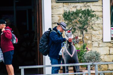 13 Mart 2020 'de Limasol Kıbrıs Rum Kesimi' nde öğleden sonra Limasol sokaklarında dolaşan korona virüsünden kendini korumak için maskeli kimliği belirsiz bir turist görülüyor.