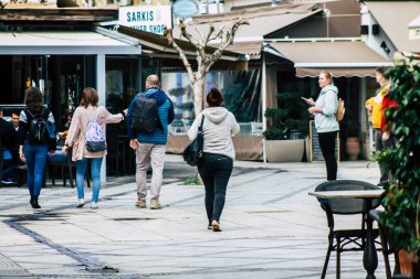 Limasol Kıbrıs Rum Kesimi 13 Mart 2020 Öğleden sonra Limasol sokaklarında yürüyen kimliği belirsiz turist görüntüsü