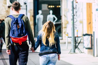 Limasol Kıbrıs Rum Kesimi 13 Mart 2020 Öğleden sonra Limasol sokaklarında yürüyen kimliği belirsiz turist görüntüsü