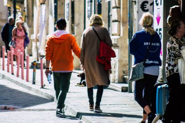 Limasol Kıbrıs Rum Kesimi 13 Mart 2020 Öğleden sonra Limasol sokaklarında yürüyen kimliği belirsiz turist görüntüsü