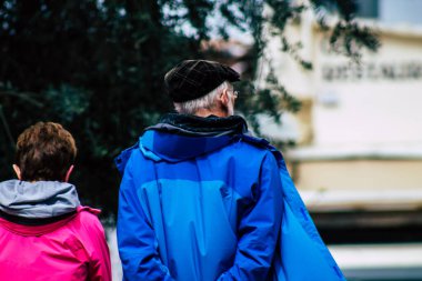 Limasol Kıbrıs Rum Kesimi 13 Mart 2020 Öğleden sonra Limasol sokaklarında yürüyen kimliği belirsiz turist görüntüsü