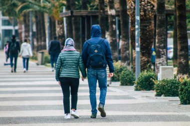 Limasol Kıbrıs Rum Kesimi 13 Mart 2020 Öğleden sonra Limasol sokaklarında yürüyen kimliği belirsiz turist görüntüsü