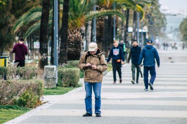 Limasol Kıbrıs Rum Kesimi 13 Mart 2020 Öğleden sonra Limasol sokaklarında yürüyen kimliği belirsiz turist görüntüsü