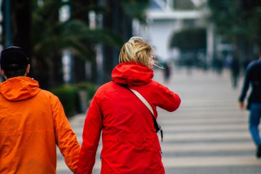 Limasol Kıbrıs Rum Kesimi 13 Mart 2020 Öğleden sonra Limasol sokaklarında yürüyen kimliği belirsiz turist görüntüsü