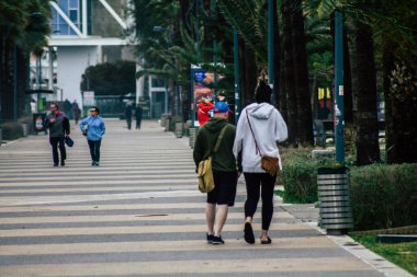 Limasol Kıbrıs Rum Kesimi 13 Mart 2020 Öğleden sonra Limasol sokaklarında yürüyen kimliği belirsiz turist görüntüsü