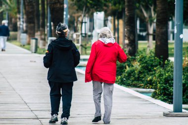 Limasol Kıbrıs Rum Kesimi 13 Mart 2020 Öğleden sonra Limasol sokaklarında yürüyen kimliği belirsiz turist görüntüsü