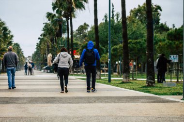 Limasol Kıbrıs Rum Kesimi 13 Mart 2020 Öğleden sonra Limasol sokaklarında yürüyen kimliği belirsiz turist görüntüsü