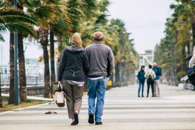 Limasol Kıbrıs Rum Kesimi 13 Mart 2020 Öğleden sonra Limasol sokaklarında yürüyen kimliği belirsiz turist görüntüsü