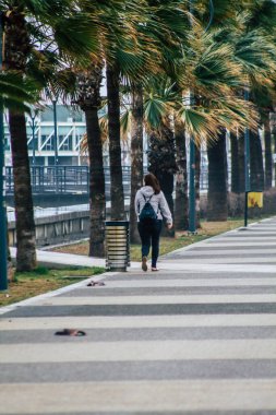 Limasol Kıbrıs Rum Kesimi 13 Mart 2020 Öğleden sonra Limasol sokaklarında yürüyen kimliği belirsiz turist görüntüsü