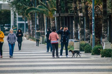 Limasol Kıbrıs Rum Kesimi 13 Mart 2020 Öğleden sonra Limasol sokaklarında yürüyen kimliği belirsiz turist görüntüsü