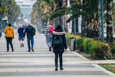 Limasol Kıbrıs Rum Kesimi 13 Mart 2020 Öğleden sonra Limasol sokaklarında yürüyen kimliği belirsiz turist görüntüsü