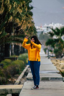 Limasol Kıbrıs Rum Kesimi 13 Mart 2020 Öğleden sonra Limasol sokaklarında yürüyen kimliği belirsiz turist görüntüsü