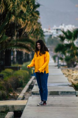 Limasol Kıbrıs Rum Kesimi 13 Mart 2020 Öğleden sonra Limasol sokaklarında yürüyen kimliği belirsiz turist görüntüsü