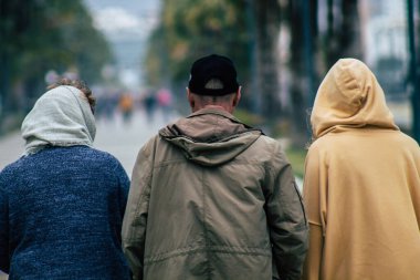 Limasol Kıbrıs Rum Kesimi 13 Mart 2020 Öğleden sonra Limasol sokaklarında yürüyen kimliği belirsiz turist görüntüsü