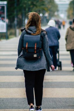 Limasol Kıbrıs Rum Kesimi 13 Mart 2020 Öğleden sonra Limasol sokaklarında yürüyen kimliği belirsiz turist görüntüsü