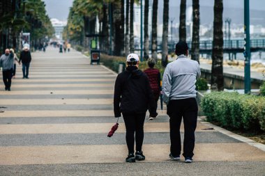 Limasol Kıbrıs Rum Kesimi 13 Mart 2020 Öğleden sonra Limasol sokaklarında yürüyen kimliği belirsiz turist görüntüsü