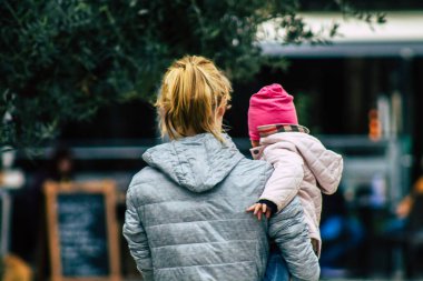 Limasol Kıbrıs Rum Kesimi 13 Mart 2020 Öğleden sonra Limasol sokaklarında yürüyen kimliği belirsiz turist görüntüsü