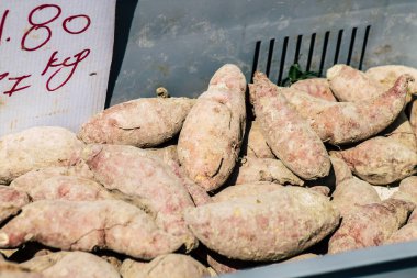 Limasol Kıbrıs Rum Kesimi 14 Mart 2020 Sabahleyin Limasol pazarında satılan çeşitli sebzelerin manzarası