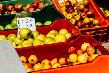Limasol Kıbrıs Rum Kesimi 14 Mart 2020 Sabahleyin Limasol pazarında satılan çeşitli meyvelerin görüntüsü
