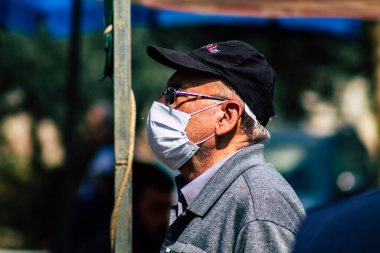 Limasol Kıbrıs Rum Kesimi 14 Mart 2020 'de kendilerini sabah Limasol pazarından koronavirüs alışverişinden korumak için maske takan kimliği belirsiz insanların görüntüsü