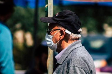 Limasol Kıbrıs Rum Kesimi 14 Mart 2020 'de kendilerini sabah Limasol pazarından koronavirüs alışverişinden korumak için maske takan kimliği belirsiz insanların görüntüsü