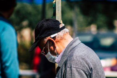 Limasol Kıbrıs Rum Kesimi 14 Mart 2020 'de kendilerini sabah Limasol pazarından koronavirüs alışverişinden korumak için maske takan kimliği belirsiz insanların görüntüsü