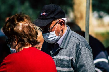 Limasol Kıbrıs Rum Kesimi 14 Mart 2020 'de kendilerini sabah Limasol pazarından koronavirüs alışverişinden korumak için maske takan kimliği belirsiz insanların görüntüsü