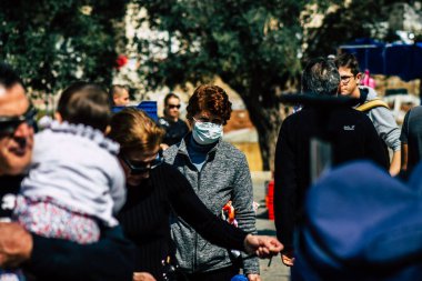 Limasol Kıbrıs Rum Kesimi 14 Mart 2020 'de kendilerini sabah Limasol pazarından koronavirüs alışverişinden korumak için maske takan kimliği belirsiz insanların görüntüsü