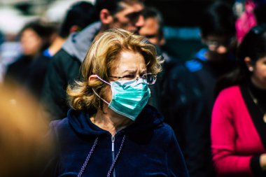 Limasol Kıbrıs Rum Kesimi 14 Mart 2020 'de kendilerini sabah Limasol pazarından koronavirüs alışverişinden korumak için maske takan kimliği belirsiz insanların görüntüsü
