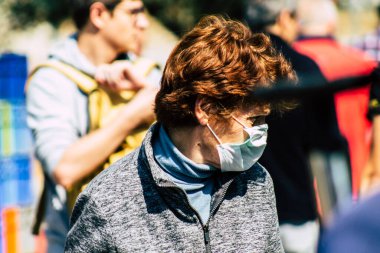 Limasol Kıbrıs Rum Kesimi 14 Mart 2020 'de kendilerini sabah Limasol pazarından koronavirüs alışverişinden korumak için maske takan kimliği belirsiz insanların görüntüsü