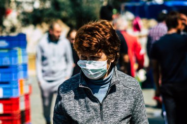 Limasol Kıbrıs Rum Kesimi 14 Mart 2020 'de kendilerini sabah Limasol pazarından koronavirüs alışverişinden korumak için maske takan kimliği belirsiz insanların görüntüsü